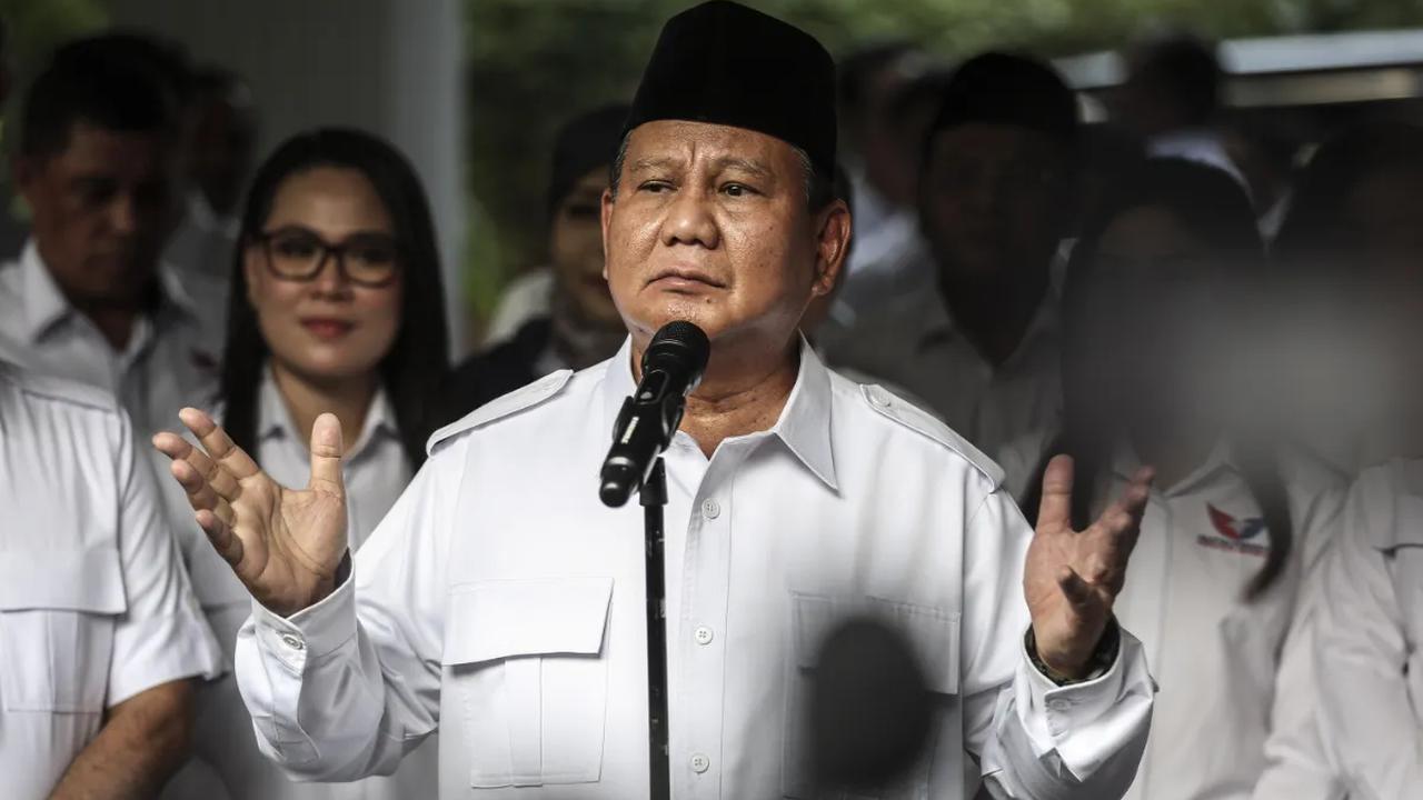 Dia juga menekankan bahwa kedaulatan berada di tangan rakyat. Untuk itu, dia berpesan agar rakyat bisa menggunakan hak mereka sebaik-baiknya untuk menentukan pemimpin yang bisa mengayomi rakyat dan menjaga kekayaan Indonesia.<br>