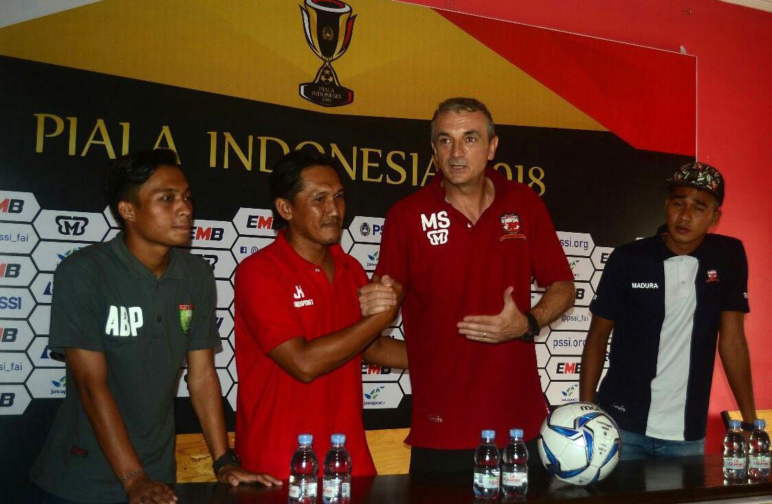 Sesi konferensi pers sebelum pertandingan Persibo vs Madura United di Stadion Letjen H. Soedirman, Bojonegoro, Senin (7/5/2018). (Bola.com/Zaidan Nazarul)