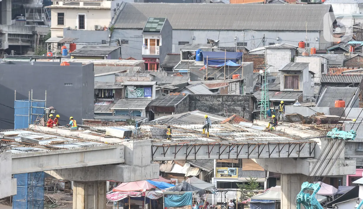 Pekerja menyelesaikan proyek pembangunan Jalan Tol Bekasi-Cawang-Kampung Melayu (Becakayu) Seksi 1, D.I Panjaitan, Jakarta, Kamis (18/11/2021). BPJT mendata hingga akhir kuartal III/2021 perkembangan pembangunan Tol Becakayu Seksi 1 saat ini mencapai 95,54 persen. (merdeka.com/Iqbal S Nugroho)