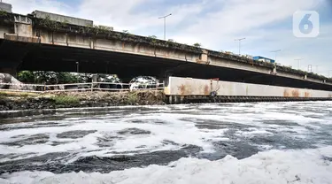 Kondisi limbah busa yang mencemari Kali Ancol, Jakarta Utara, Rabu (16/3/2022). Munculnya busa tersebut diduga berasal dari limbah rumah tangga dan industri akibat belum efektifnya Instalasi Pengolahan Air Limbah (IPAL). (merdeka.com/Iqbal S. Nugroho)