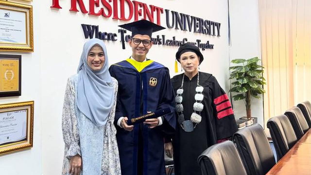 4 Potret Alyssa Soebandono Pakai Tunik Batik, Anggun Dampingi Dude Harlino Wisuda
