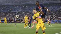 Duel antara Willian Pacho dan Nicolo Barella di final Liga Champions 2024/2025 antara PSG dan Inter Milan (AP Photo/Alexandra Beier)