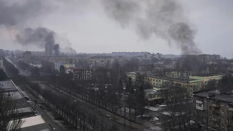 Serangan Udara Rusia Hancurkan Rumah Sakit Bersalin di Ukraina. (AP Photo/Evgeniy Maloletka)