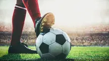 Ilustrasi sepatu bola dan bola sepak, belakangan bola sepak semakin sensitif terhadap manipulasi tendangan karena penerapan teknologi baru.