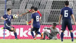 Dua pesepak bola Jepang U-19 berusaha menghalau pesepak bola Timnas Indonesia U-19 pada laga uji coba babak kedua di Stadion Utama GBK, Jakarta, Minggu (25/3). Timnas Indonesia menelan kekalahan 1-4 dari Jepang U-19. (Liputan6.com/Angga Yuniar)