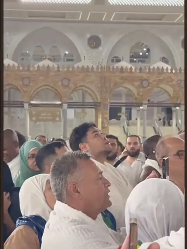 Potret Ivan Gunawan di Depan Kabah