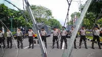 Petugas kepolisian memblokade sejumlah ruas jalan di sekitar kawasan gedung MK, Jakarta, Kamis (21/8/14). (Liputan6.com/Faizal Fanani)