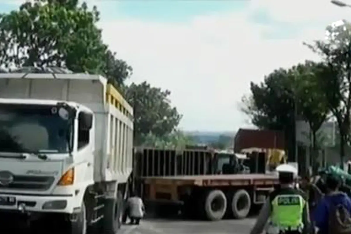 Kecelakaan Truk Trailer 