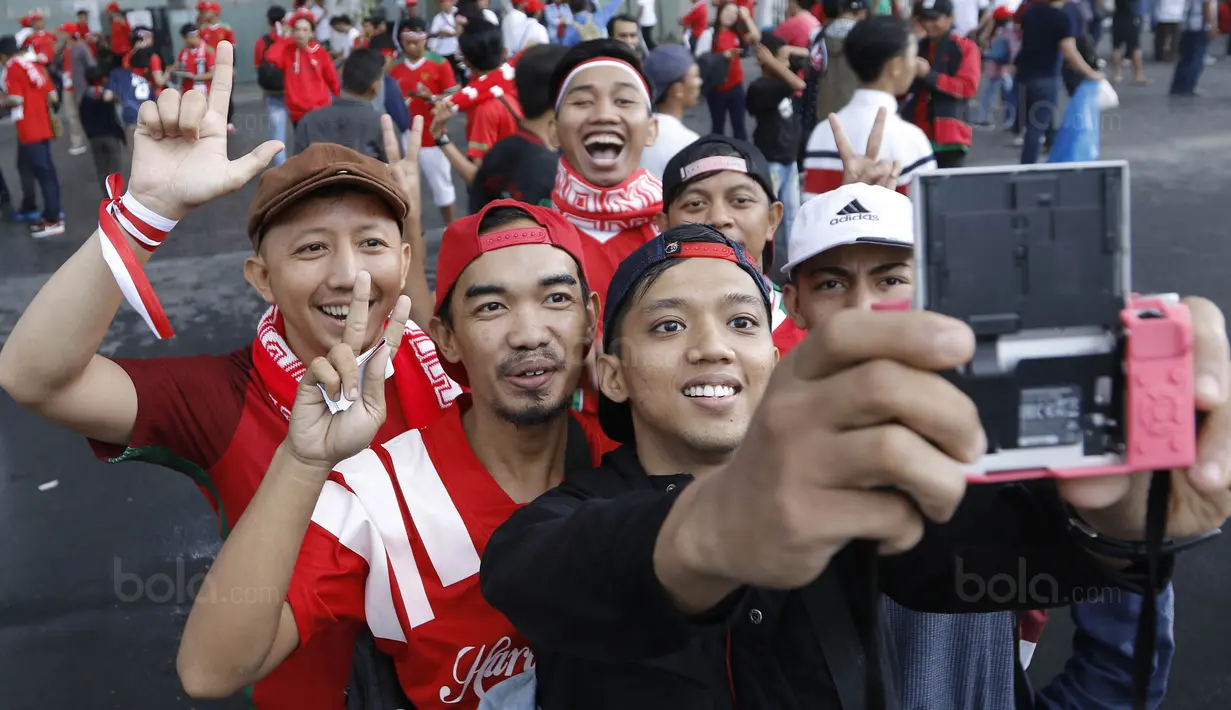 Suporter foto bersama sebelum memasuki Stadion Utama Gelora Bung Karno (SUGBK), Jakarta, Minggu (14/1/2018). Kehadiran mereka untuk menyaksikan langsung pertandingan antara Indonesia melawan Islandia dalam laga persahabatan. (Bola.com/M Iqbal Ichsan)