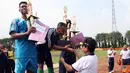 Citizen6, Kobangdika: Penyerahan Piala Juara I Sepakbola dalam rangka hardikal ke 65 dari Dirpers Kobangdikal Kolonel laut (P) Samsul Rizal kepada Puslatdiksarmil di lapangan Wijaya Kusuma Kobangdikal. (Pengirim: Rohman Arif)