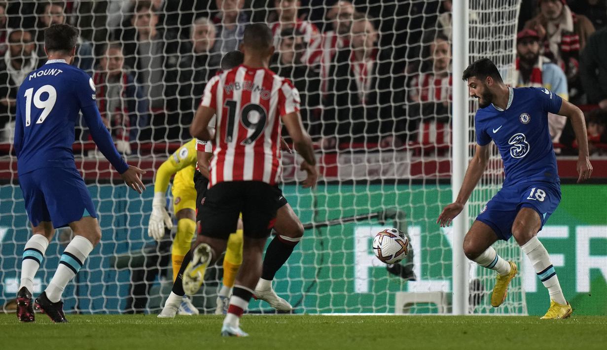 Armando Broja. Striker Albania berusia 21 tahun ini baru saja dipromosikan Chelsea dari tim U-23 pada awal musim 2022/2023 setelah sempat dipinjamkan selama semusim ke Southampton pada 2021/2022 lalu. Meski sempat bermain beberapa kali di bawah pelatih Thomas Tuchel, namun menit bermainnya terasa minim sekali. Ia baru mendapatkan menit bermain yang lebih banyak saat Graham Potter menggantikan Thomas Tuchel sejak 8 September 2022. (AP/Alastair Grant)