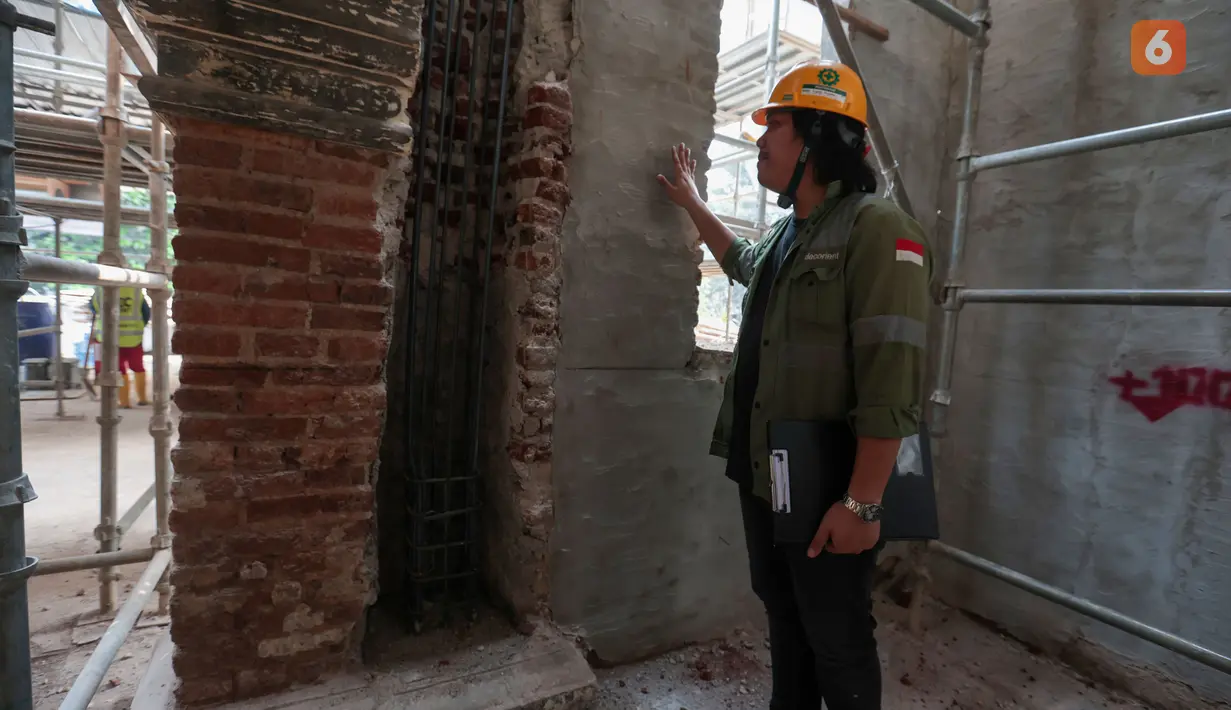 Pekerja mengerjakan bagian struktur Rumah Raden Saleh dalam proses pemugaran di kompleks RS PGI Cikini, Jakarta Pusat, Kamis (10/9/2026). Upaya tersebut dilakukan untuk menjaga kondisi bangunan bersejarah yang telah berusia lebih dari satu setengah abad. (KLY/Budy Santoso)