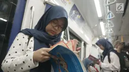 Masyarakat pengguna MRT tengah membaca buku yang disediakan disetiap stasiun MRT di Jakarta, Minggu (8/9/2019). Pemprov DKI Jakarta meluncurkan ruang baca buku disetiap stasiun MRT untuk menumbuhkan minat baca masyarakat. (Liputan6.com/Angga Yuniar)