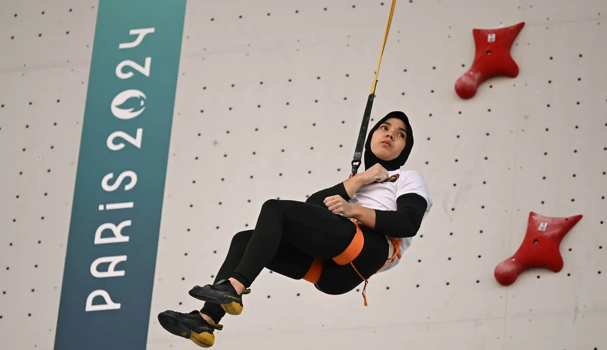 Ekspresi Rajiah Sallsabillah dari Indonesia saat menang di perempat final panjat tebing kecepatan putri dalam Olimpiade Paris 2024 di Le Bourget Sport Climbing Venue, Le Bourget, 7 Agustus 2024. (Fabrice COFFRINI / AFP)