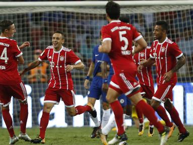 Para pemain Bayern Munchen merayakan gol yang dicetak oleh Rafinha pada laga turnamen pramusim ICC 2017 di Stadion Nasional Singapura, Selasa (25/7/2017). Bayern Munchen menang 3-2 atas Chelsea. (EPA/Wallace Woon)