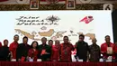 Sekjen PDIP Hasto Kristiyanto dan jajaran pengurus DPP PDI Perjuangan serta panitia berfoto bersama seusai konfersi pers terkait Rapat Kerja Nasional I sekaligus HUT Ke-47 partai di Jakarta, Rabu (8/1/2020). (Liputan6.com/Johan Tallo)