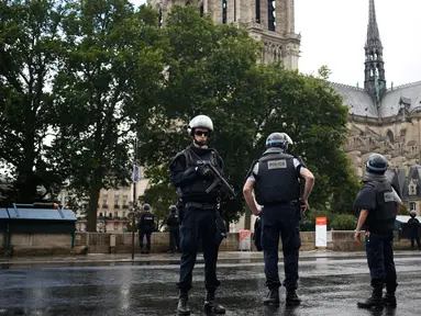 Petugas kepolisian menutup akses menuju Katedral Notre-Dame di Paris setelah aksi penyerangan, Selasa (6/6). Kepolisian Paris menembak seorang pria yang mencoba menyerang perwira polisi di kawasan Katedral Notre Dame. (AP Photo/Matthieu Alexandre)