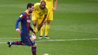 Bintang Barcelona, Lionel Messi, mencetak gol melalui penalti pada laga kontra Cadiz pada lanjutan Liga Spanyol, di Camp Nou, Minggu (21/2/2021). (AFP/Josep Lago)