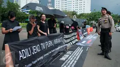 Spanduk berisi tuntutan kepada Wiranto dibentangkan saat aksi Kamisan ke-482 di depan Istana Merdeka, Jakarta, Kamis (23/2). Mereka menuntut Presiden Jokowi mengumumkan hasil temuan TPF ke publik. (Liputan6.com/Gempur M Surya) 
