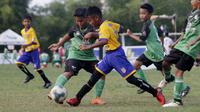 Pemain Satria Muda FA berusaha melewati pemain SS Gagak Rimang pada laga Indonesia Junior League 2019 di Lapangan Sawangan, Minggu (20/10). Dari liga kelas junior ini diharapkan bisa melahirkan pesepakbola muda berbakat dan berkualitas. (Bola.com/M Iqbal Ichsan)