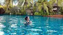 Perempuan berumur 45 tahun ini semakin awet muda saja penampilannya. Salah satu rahasia awet muda yakni selalu istirahat yang cukup dan tidak stres. Salah satu upaya Cut Tari yakni dengan bersantai lepas penat berenang. (Liputan6.com/IG/cuttaryofficial)