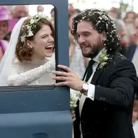 Bintang Game of Thrones, Rose Leslie dan Kit Harington menikah di Rayne Church, Skotlandia pada Sabtu waktu setempat. (Getty Images-Cosmopolitan)
