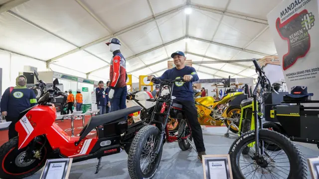 Menteri Koperasi dan UKM Teten Masduki  di Pameran Produk Unggulan UMKM Indonesia dan Festival Kuliner Mandalika di Pertamina Mandika International Street Circuit, Nusa Tenggara Barat, Jumat (18/3/2022). (Dok Kemenkop)