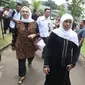 Menteri Sosial (Mensos) Khofifah Indar Parawangsa tiba di rumah duka di Pondok Pesantren (Ponpes) Al Hikam Depok, Kamis (16/3). Kedatangan Mensos Khofifah untuk menyampaikan duka kepada keluarga tokoh PBNU KH Hasyim Muzadi (Liputan6.com/Immanuel Antonius)