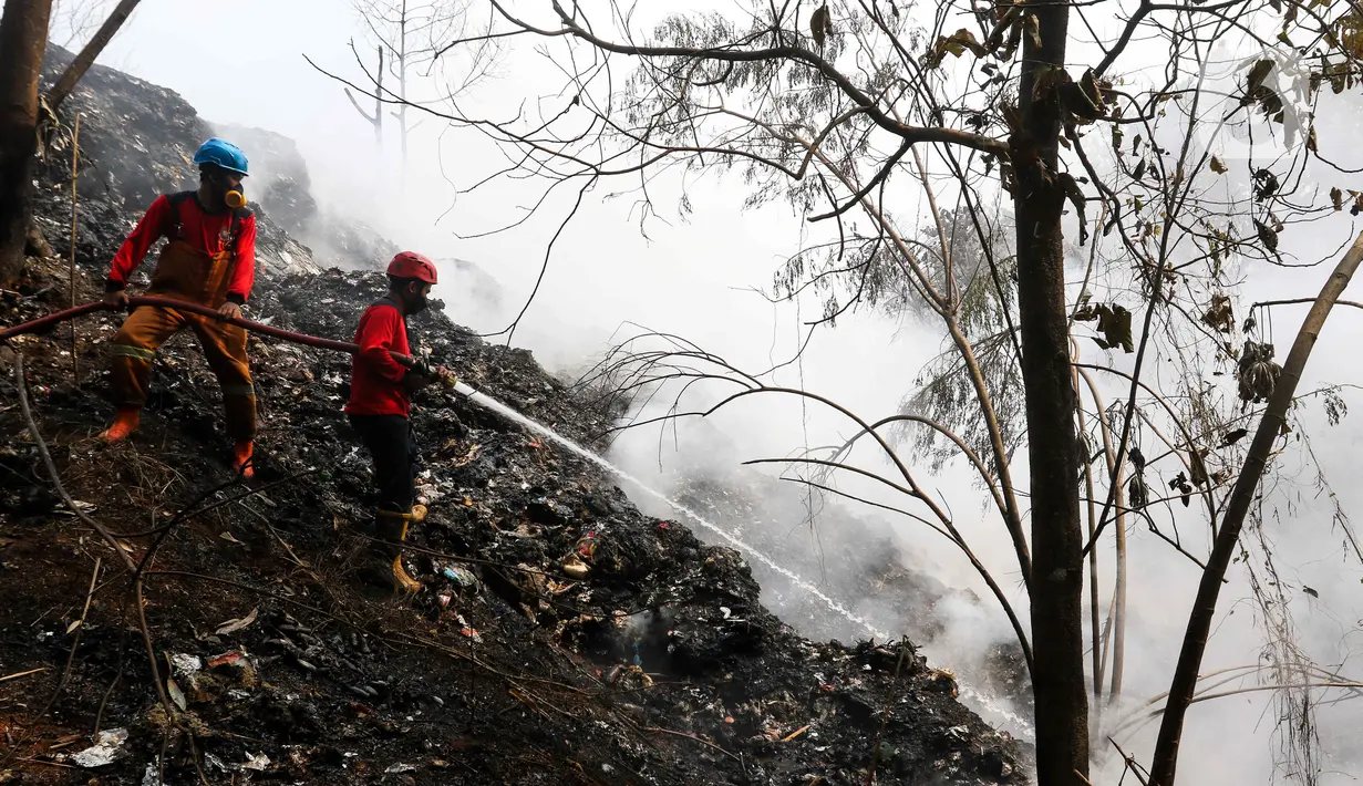 Kebakaran diduga akibat timbunan sampah di area seluas 900 meter persegi yang dibakar. (Liputan6.com/Herman Zakharia)
