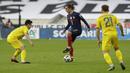 Penyerang Prancis, Antoine Griezmann (tengah) mengontrol bola dari kawalan pemain Ukraina, Mykola Shaparenko pada pertandingan kualifikasi Piala Dunia D di stadion Start de France, di Saint Denis, utara Paris, Kamis (25/3/2021). Prancis bermain imbang atas Ukraina 1-1. (AP Photo/Thibault Camus)