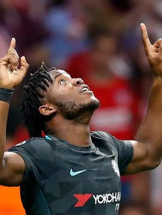 Penyerang Chelsea, Michy Batshuayi melakukan selebrasi usai mencetak gol ke gawang Atletico Madrid pada grup C Liga Champions di stadion Wanda Metropolitano, Spanyol, (27/9). Chelsea menang tipis 2-1 atas Atletico Madrid. (AP Photo/Francisco Seco)