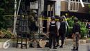 Petugas Gegana Polri melakukan pemeriksaan di sekitar pos polisi di perempatan Sarinah Jl MH Thamrin, Jakarta, Kamis (14/1/2016). Pasca ledakan, aparat Gegana langsung melokalisir tempat kejadian perkara (TKP). (Liputan6.com/Helmi Fithriansyah)