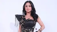 Dewi Perssik dibilang awet muda dengan penampilan ini. (Adrian Putra/Fimela.com)