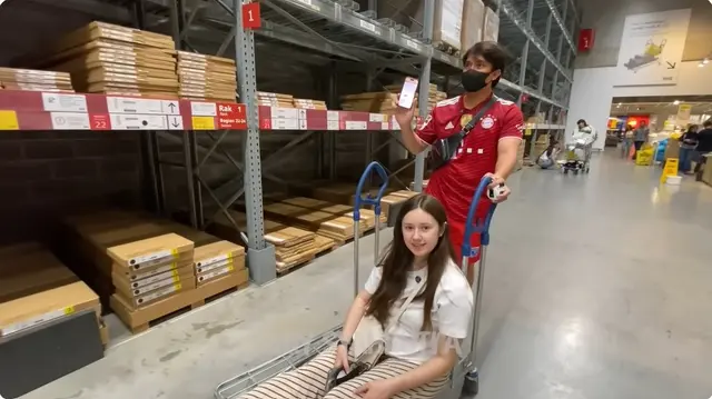 Sang istri sudah hamil 4 bulan, intip 7 potret persiapan Billy Syahputra dan Vika sambut anak pertama