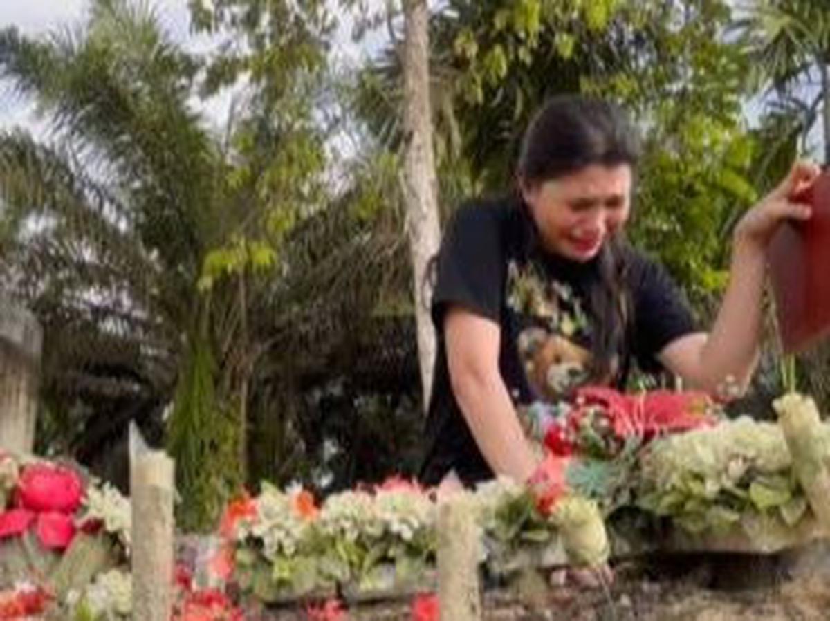 Vera membagikan momen saat dirinya mengunjungi makam sang kekasih hati, Brigadir J. Kunjungannya tersebut juga bertepatan dengan peritangan 1 tahun kepergian Brigadir J.