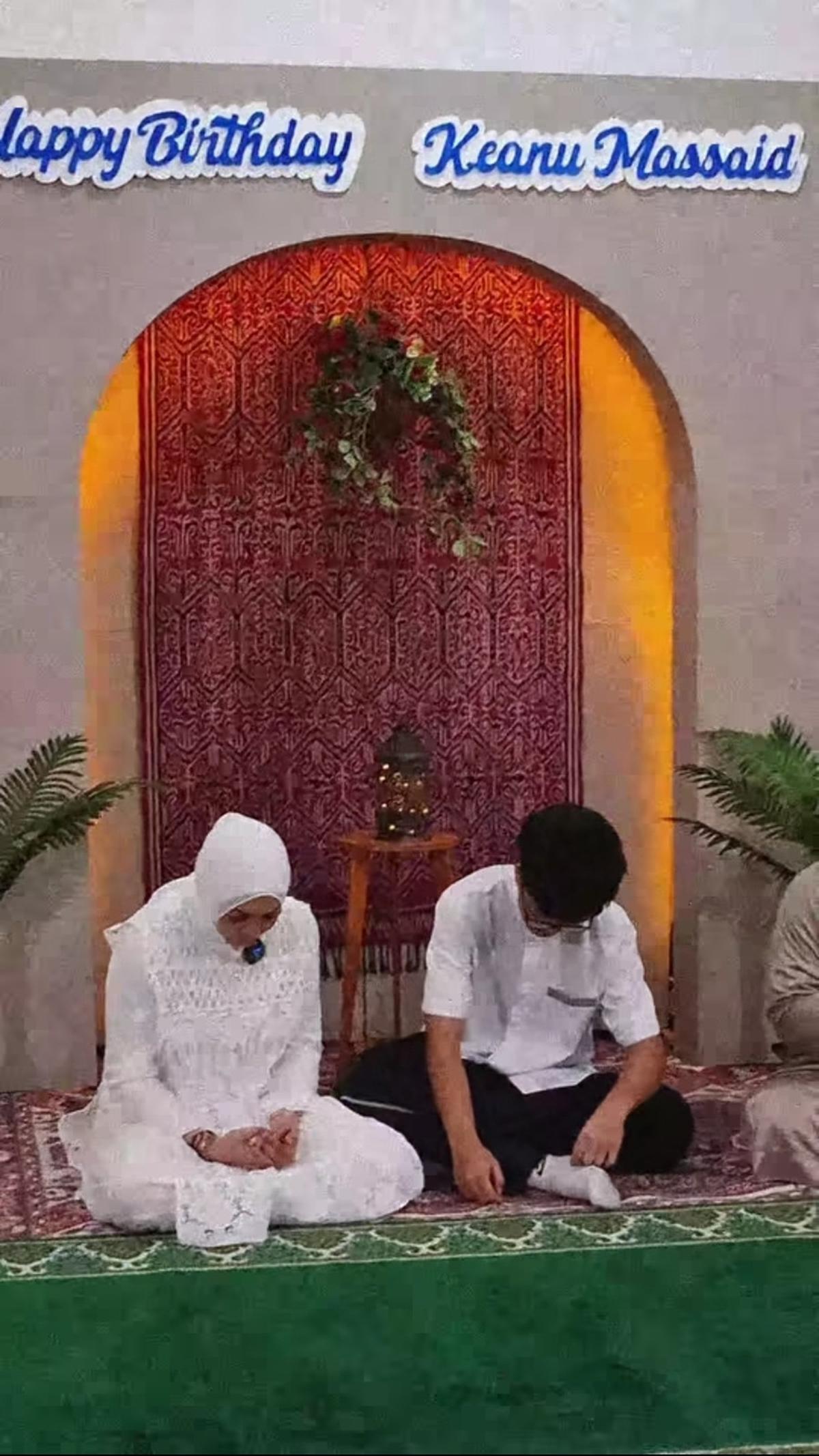 "Kesederhanaan, doa, dan kehangatan cinta kalian mengisi hari ini dengan berkah. Setiap senyuman, setiap pelukan, dan setiap kata bijak mengingatkan saya betapa beruntungnya saya memiliki keluarga seperti kalian. Terima kasih telah menjadikan ini perayaan