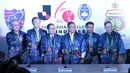 Waketum PSSI, Djoko Driyono (tengah) berfoto bersama Duta Besar Jepang untuk Indonesia dan Perwakilan J-League di Kantor PSSI, Jakarta, (16/1/20180. Pertemuan ini membahas J-League Asia Challenge 2018. (Bola.com/Nicklas Hanoatubun)