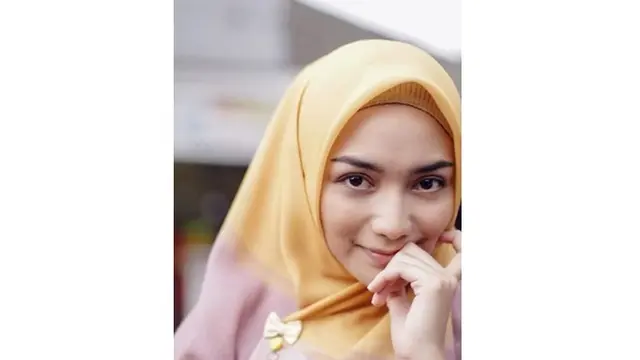 Wajah polos Citra Kirana tetap memesona dengan senyum manis yang mengembang.