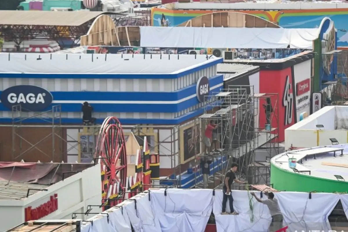 Pekerja menyelesaikan pembuatan gerai yang akan berpartisipasi dalam Jakarta Fair 2026 di JIExpo, Kemayoran, Jakarta, Selasa 9 Juni 2026.