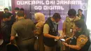 Stand Dukcapil DKI Jakarta saat pameran Jakarta Innovation Day 2022 di Balai Kota DKI Jakarta, Selasa (27/9/2022). Pemerintah Provinsi (Pemprov) DKI Jakarta menggelar Jakarta Innovation Day 2022, dalam ajang pameran innovasi Jakarta terdapat Bioniqa yaitu pohon robot yang mampu mereduksi karbon di udara dan mengubahnya menjadi oksigen. (Liputan6.com/Herman Zakharia)