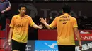 Ganda putra Indonesia, M Ahsan/Hendra Setiawanbersalaman saat melawan Marcus Ellis/Chris Langridge (Inggris) di Total BWF World Championships 2015 di Jakarta, Jumat (14/8/2015). Ahsan/Hendra unggul 21-16 22-20. (Liputan6.com/Helmi Fithriansyah)