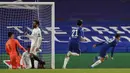 Gelandang Chelsea, Mason Mount (kanan) melakukan selebrasi usai mencetak gol kedua timnya ke gawang Real Madrid dalam laga leg kedua semifinal Liga Champions 2020/2021 di Stamford Bridge, London, Rabu (5/5/2021). Chelsea menang 2-0 atas Real Madrid. (AP/Alastair Grant)