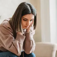 Menerima emosi atau kesedihan adalah wajar ketika seseorang secara tiba-tiba mengakhiri komunikasi dengan orang lain tanpa penjelasan apa pun (Foto: Pexels.com)