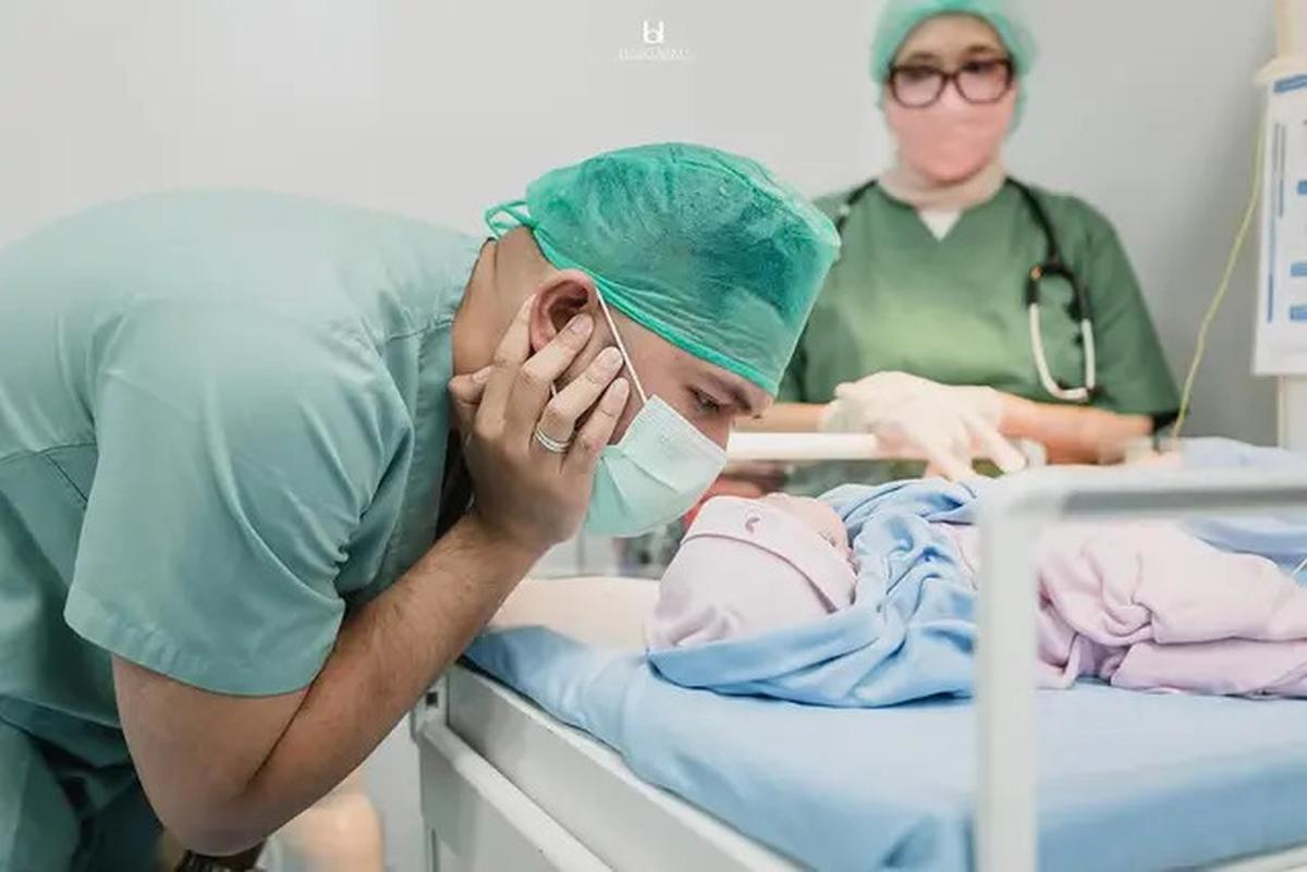 7 Potret Kesha Ratuliu Melahirkan Anak Ketiga, Penuh Haru