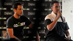 CEO Go-Jek, Nadiem Makarim (kiri) dan pembalap Reli nasional, Rifat Sungkar saat konferesi pers di Jakarta, Selasa (30/6/2015). Go-Jek mengumumkan kerja sama dengan Rifat Driver Labs. (Liputan6.com/Johan Tallo)