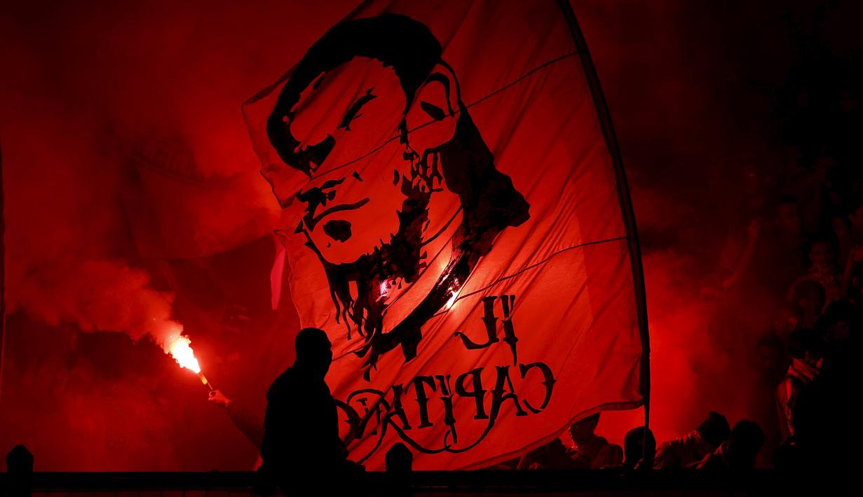 Ekspresi suporter AS Roma menyambut kehadiran klub kesayangannya di Stadion Utama Gelora Bung Karno. Sabtu malam (25/7/2015). (Reuters/Darren Whiteside) 