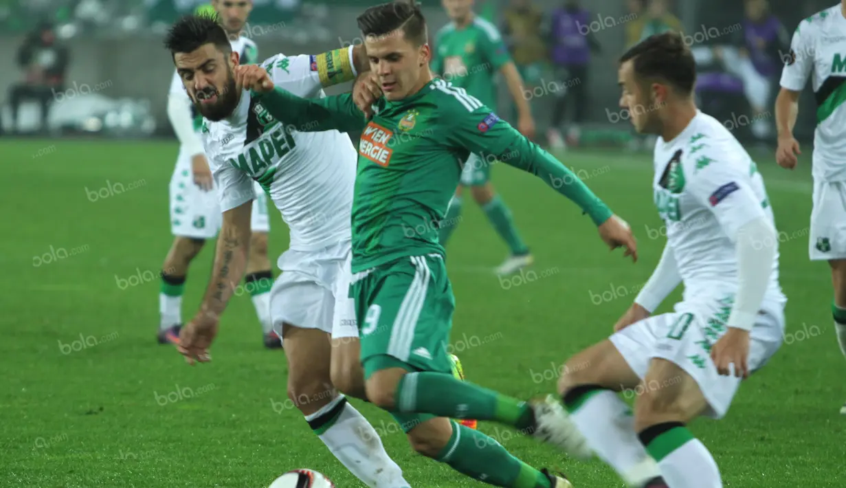 Penyerang Rapid, Matej Jelic mencoba melewati dua pemain US Sassoulo. (Bola.com/Reza Khomaini)