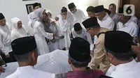 Keluarga dan kerabat berada dekat jenazah KH Salahuddin Wahid atau Gus Sholah di rumah duka, Tendean, Jakarta, Senin (3/2/2020). Pemimpin Pondok Pesantren Tebuireng tersebut meninggal pada usia 78 tahun. (Liputan6.com/Herman Zakharia)