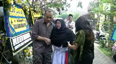 Ibunda Italia Chandra wanita korban penembakan pencuri motor di Tangerang, tak henti-hentinya menangisi jenazah putrinya saat disemayamkan di kediamannya di Kota Tangerang.