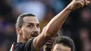 Penyerang AC Milan, Zlatan Ibrahimovic berselebrasi dengan rekan-rekannya usai mencetak gol ke gawang Cagliari pada pertandingan Liga Serie A Italia di Sardegna Arena (11/1/2020). Ibrahimovic mencetak gol dimenit ke-64 dan merupakan gol perdananya di AC Milan musim ini. (Spada(/LaPresse via AP)